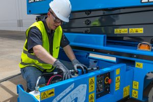 “MK Platform teknik servis teknisyeni makaslı platform bakım onarımı sırasında